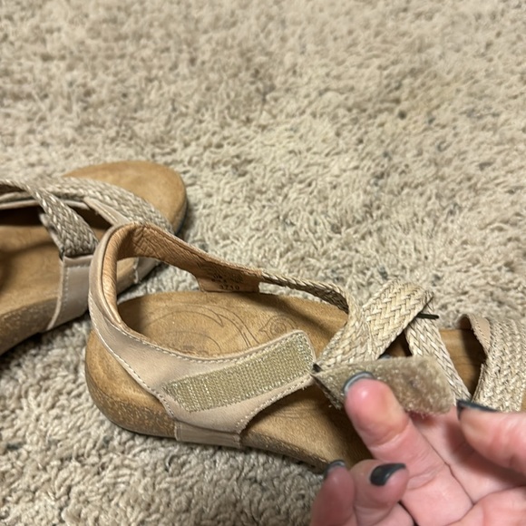 Women’s Taos Sandals.  Tan on color. Size 5-5.5. (36) - Picture 5 of 9